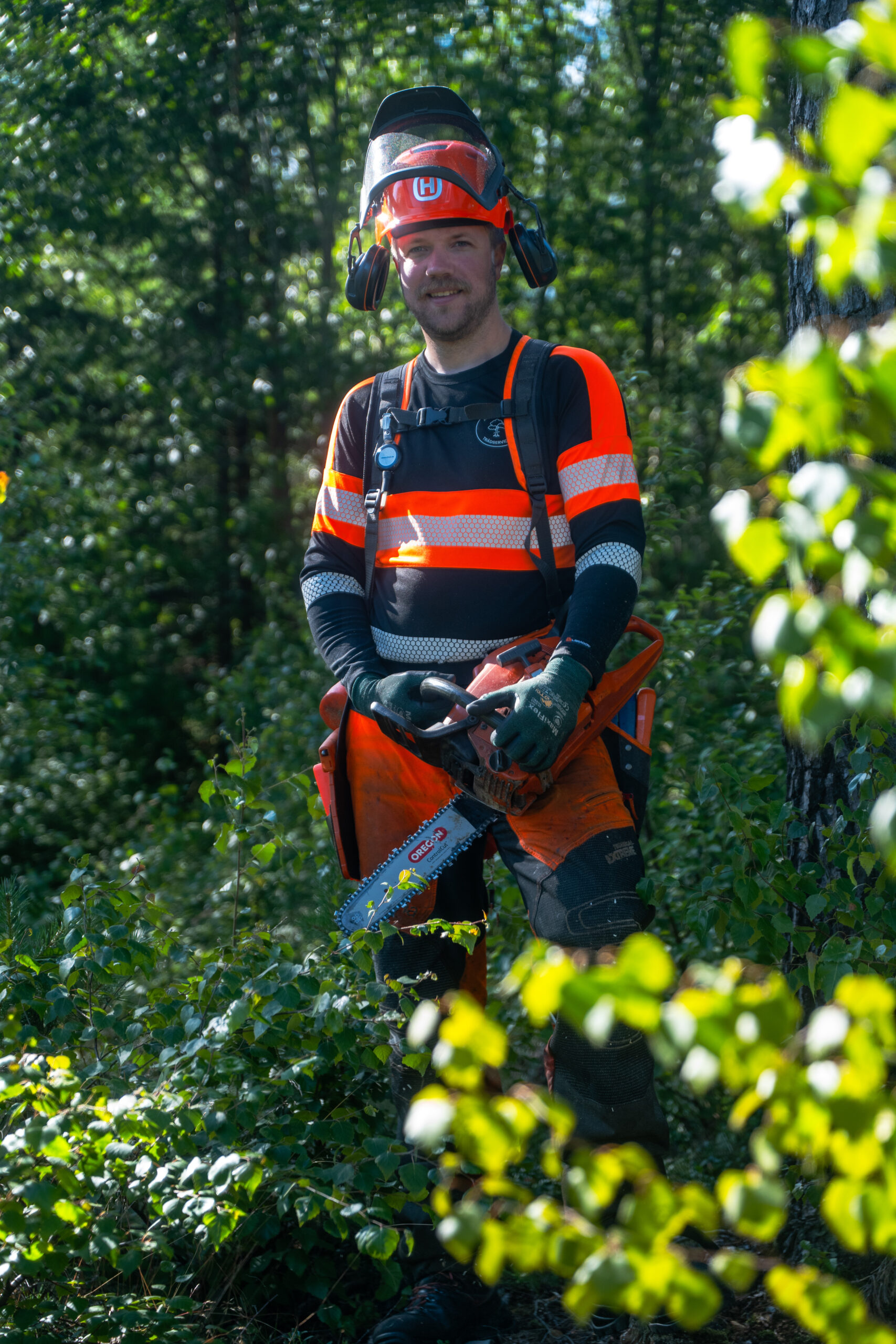 Niklas Bos i skyddsutrustning bland gröna träd